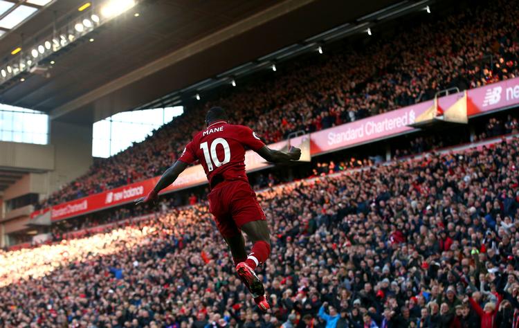 Sadio Mané har fejret mange sejre hjemme på Anfield, og denne gang skal han også være på toppen, når Napoli kommer på besøg. Ellers må han og Liverpool-fans se på, mens rivalerne fra Manchester, City og United, spiller videre i Champions League. Foto: Dave Thompson/AP