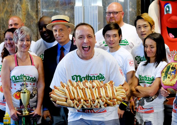 Joey Chestnut ligger i toppen af ranglisten for mesterspisere hos  Major League Eating. Her poserer han dagen før årets 4. juli-konkurrence, som han vandt med en personlig rekord: 74 hotdogs 10 minutter.  
 Foto: Evan Agostini/AP