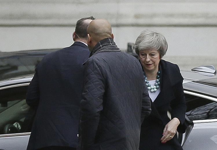 Theresa May fotograferet tidligere i dag, hvor hun ankommer til Downing Street nr. 10. Foto: Tim Ireland/AP