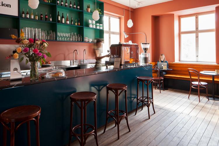 Kontorfælleskaber som Nomad på Nørrebro (foto) er egentlig forbeholdt folk, der betaler fast leje for et  skrivebord. Men cafeen er åben for offentligheden - og priserne lavere end på Skt. Hans Torv over gaden. Pr-foto: Marcus Trappaud 