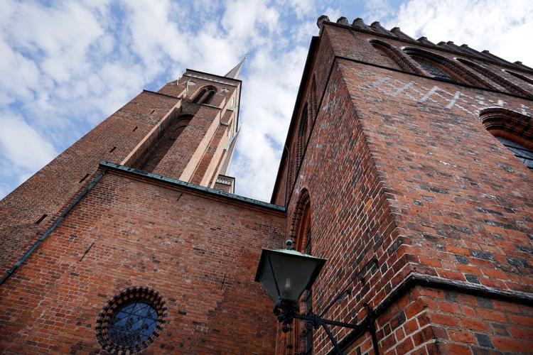 For 11 år siden indførte kirkerne gymnasiepræster til landets gymnasier. Antallet er gennem årene steget til mellem 40 og 50 gymnasiepræster. Men det er et initiativ fra Folkekirken, hvilket gør det vanskeligt for nogle præster at skabe en fast tilknytning til deres lokale gymnasie. Arkivfoto af Roskilde Domkirke.   Foto: Morten Langkilde/POLFOTO