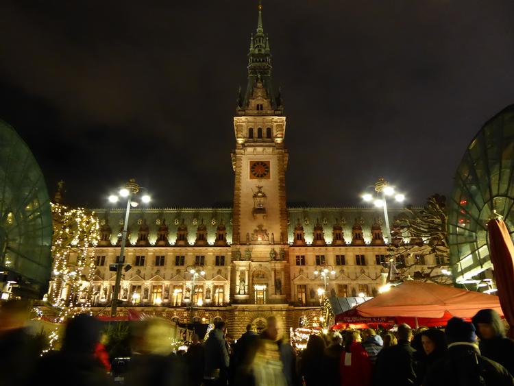 Julestemningen smitter foran rådhuset i Hamburg.  Foto: @the_travelling_dane
