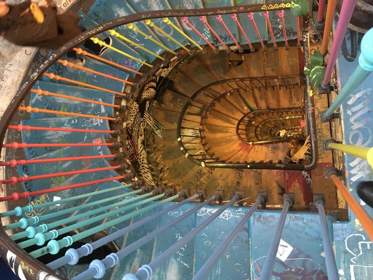 En hel opgang i denne parisiske gade er kunstneratelierer med udstillinger. Man ser både værker og deres tilblivelse i Rue de Rivoli 59.  Foto: Eva Hansen