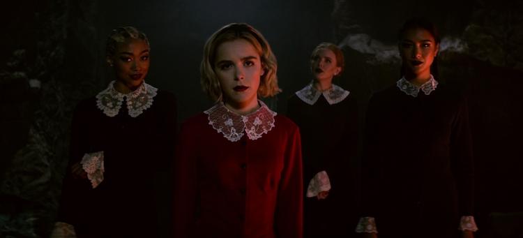 Kiernan Shipka spiller halvblodsheksen Sabrina i Netflix-serien 'The Chilling Adventures Of Sabrina'. Foto: Netflix