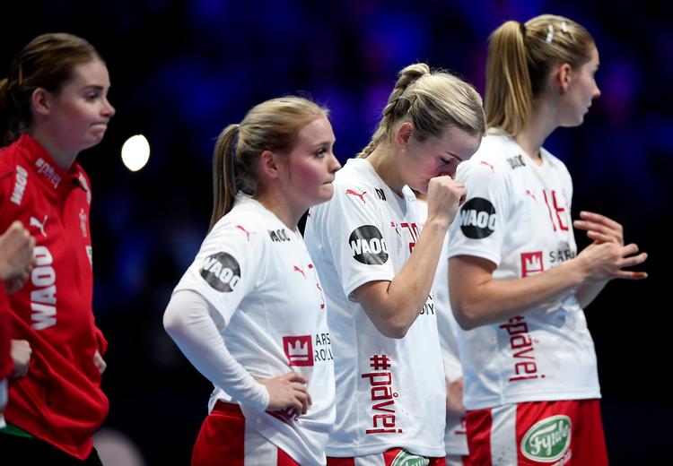 Althea Reinhardt (tv.), Lærke Nolsøe, anfører Stine Jørgensen og Mette Tranborg er skuffede.
   Foto: Lars Poulsen/POLFOTO