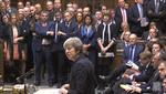 Theresa May i det britiske parlament i går, hvor hun forklarede og forsvarede sin beslutning om at udskyde afstemningen om hendes brexitaftale med EU. Foto: Parbul/AP
