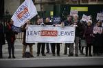 Britiske pro-brexit demonstranter foran parlamentet i går.  Foto: Matt Dunham/AP