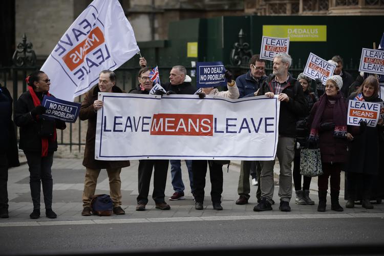 Britiske pro-brexit demonstranter foran parlamentet i går.  Foto: Matt Dunham/AP