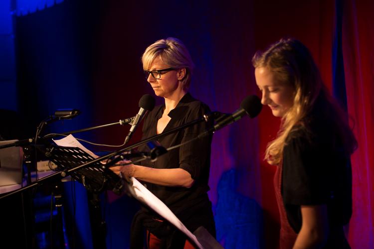 Lene Maria Christensen og Pauline Elgaard i Christina Hagens hørespil 'Pina Colada'.
   Foto: Emma Sejersen/POLFOTO