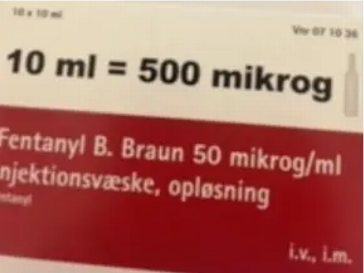 Det er små flasker med etiketter som denne, der er blevet stjålet.  Foto: Østjyllands Politi 
