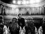 Pawel Pawlikowski voksede op med den folklore og folkemusik, som har fået et central plads i ’Cold War. Her instruerer han sangere på filmsettet. Foto: Scanbox