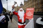 Demonstrationerne i London har været intense op til en forventet parlamentsafstemning om Storbritanniens afsked med EU - men tirsdag blev den udskudt. Foto: Matt Dunham/AP