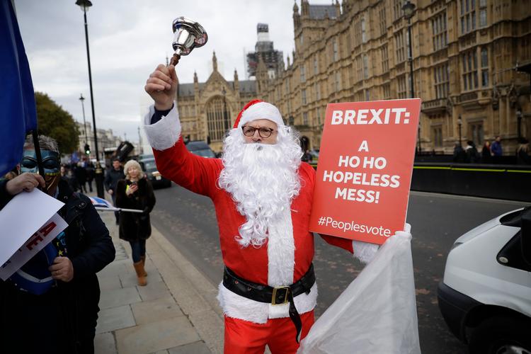 Demonstrationerne i London har været intense op til en forventet parlamentsafstemning om Storbritanniens afsked med EU - men tirsdag blev den udskudt. Foto: Matt Dunham/AP