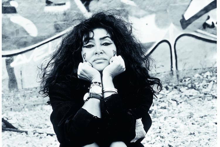 Siden Thomas Koppels død i 2006 har Annisette stået alene i front for The Savage Rose - men altid med hjælp fra børn, svigerbørn og unge musikalske venner på scenen. Her er hun fotograferet af sin mand i 1992. Foto: Foto: Thomas Koppel