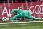 Her ses den kommende Manchester City-målmand Zack Steffen i en redning for Columbus Crew mod Toronto FC i MLS. 
   Foto: Mark Blinch/AP