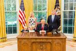 Præsident Trump sammen med vicepræsidentens stabschef Nick Ayers og dennes familie. Ayers afviste at tage jobbet som præsidentens nye stabschef.  Foto: White House/Ritzau Scanpix