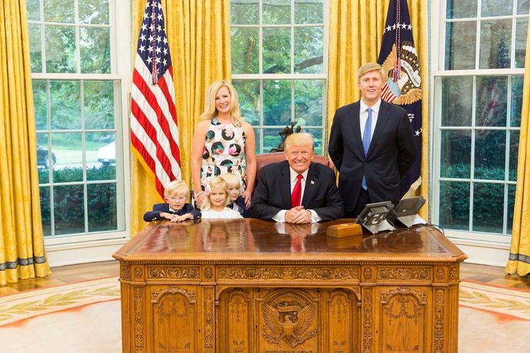 Præsident Trump sammen med vicepræsidentens stabschef Nick Ayers og dennes familie. Ayers afviste at tage jobbet som præsidentens nye stabschef.  Foto: White House/Ritzau Scanpix