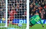 Mohamed Salah er kommet fri af Napoli-forsvaret og scorer til 1-0 for Liverpool hjemme på Anfield i tirsdagens Champions League-kamp. 
   Foto: Jon Super/Ritzau Scanpix