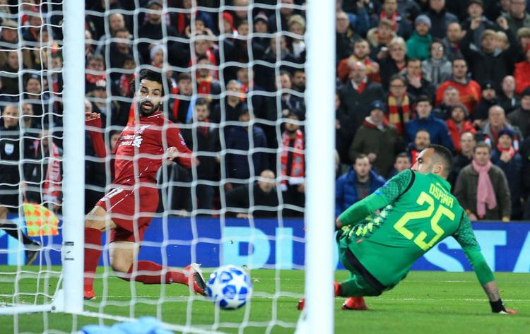 Mohamed Salah er kommet fri af Napoli-forsvaret og scorer til 1-0 for Liverpool hjemme på Anfield i tirsdagens Champions League-kamp. 
   Foto: Jon Super/Ritzau Scanpix