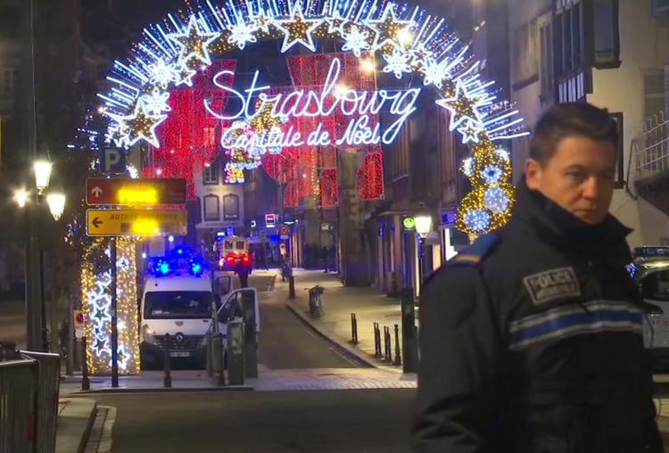 Politi- og redningsfolk ved julemarkedet i Strasbourg. Foto: /AP