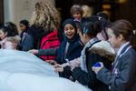 Sammen med geologen Minik Rosing har kunstneren Olafur Eliasson skabt et værk bestående af isblokke foran Tate Modern i London, som skoleklasser og alle andre kan få lov at røre ved. Foto: Ice Watch/PR 