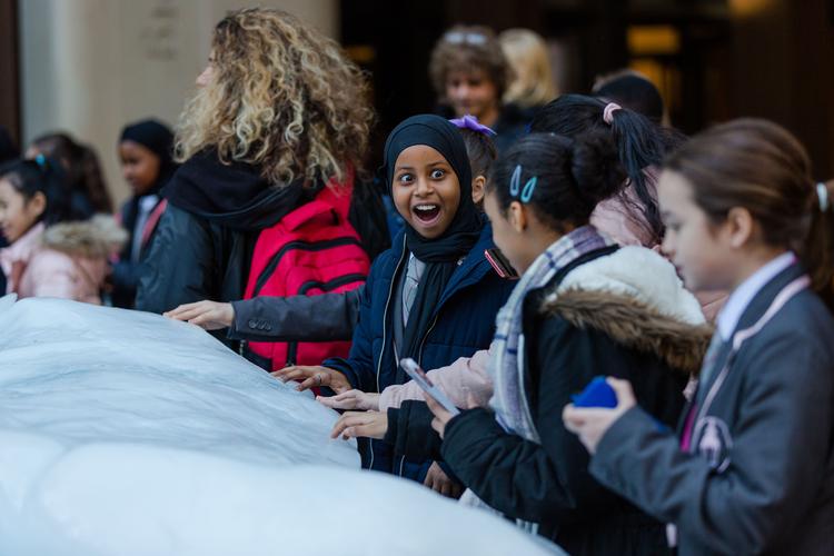 Sammen med geologen Minik Rosing har kunstneren Olafur Eliasson skabt et værk bestående af isblokke foran Tate Modern i London, som skoleklasser og alle andre kan få lov at røre ved. Foto: Ice Watch/PR 