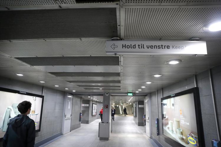 Det er ikke for at være uopdragen, at de gående skal holde til venstre i tunellen fra S-tog til metro på Nørreport.  Der er en grund til, at Emma Gads fortovsråd ikke gælder på stedet.   Foto: Jens Dresling/POLFOTO