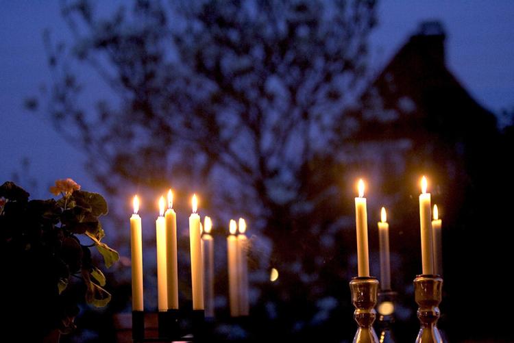 Brænder lysene optimalt, udleder de  primært partikler af vandopløselige salte . 