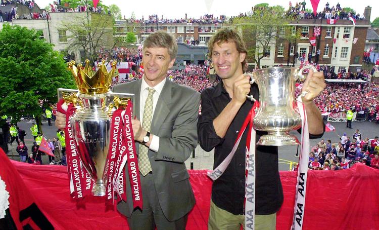 Her ses Tony Adams (th.) i selskab med tidligere Arsenal-manager Arsène Wenger fra en periode, hvor 'Gunners' var dominerende i engelsk topfodbold. Noget, folk på tagene i det nordlige London tilsyneladende nød i fulde drag.
   Foto: John Stillwell/AP