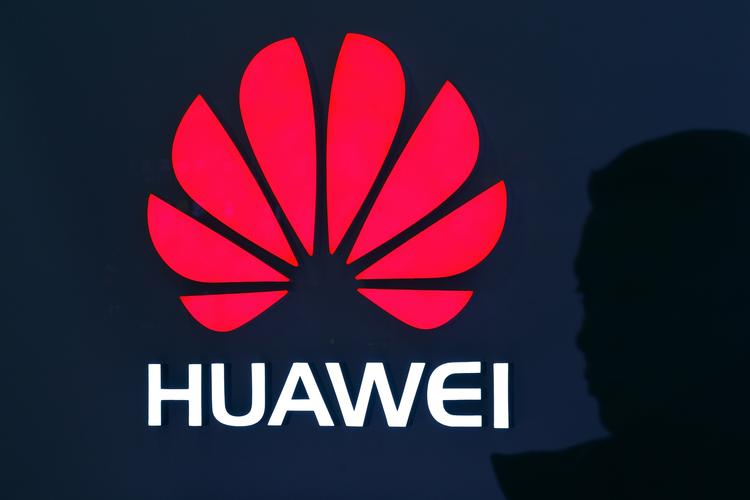 Huawei er verdens største producent af teleteknologi, men flere vestlige lande er bekymret for selskabets forhold til Kina. Foto: AP/Andy Wong Foto: Andy Wong/AP