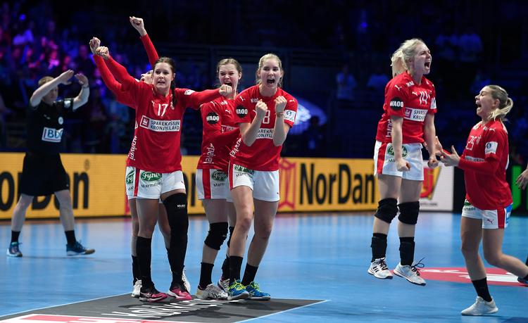 De danske spillere var lettede efter sejren over Montenegro.  Foto: Lars Poulsen/POLFOTO