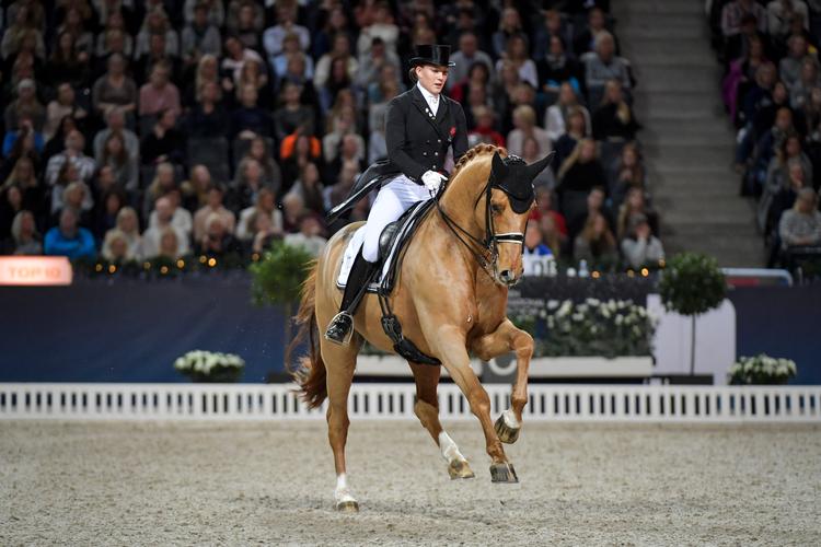 
    Cathrine Dufour og hesten Cassidy vandt world cuppen i dressur i Göteborg - blandt takket være en verdensrekord i freestyle.
   Foto: Jessica Gow/AP