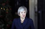 Theresa May læste en kort erklæring op foran Downing Street nr. 10, hvorefter hun gik ind i huset, uden at svare på spørgsmål fra de mange journalister.  Foto: Matt Dunham/AP