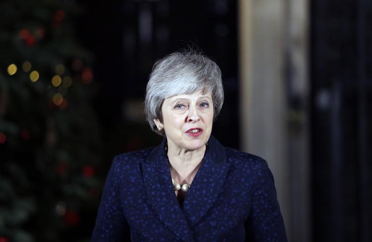Theresa May læste en kort erklæring op foran Downing Street nr. 10, hvorefter hun gik ind i huset, uden at svare på spørgsmål fra de mange journalister.  Foto: Matt Dunham/AP