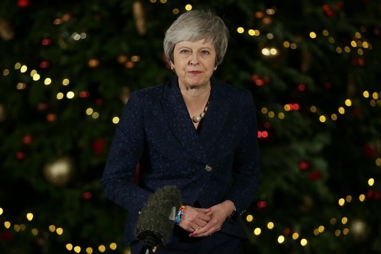 Her til aften vandt May afstemningen om tillid. Hun skal nu ikke bekymre sig om flere mistillidserklæringer i eget parti det næste år. I morgen tager hun til Bruxelles, hvor hun genoptager brexit. Foto: Tim Ireland/AP