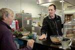 Nicki Lidén har store problemer med angst og med at færdes sammen med mange mennesker, men siden han kom i virksomhedspraktik i køkkenet på Cafe Vigør er han blevet meget mere frimodig. Nu lukker Vigør, og det er Nicki Lidén trist over. Foto: Emma Sejersen/POLFOTO