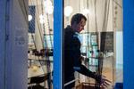 
Nicki Lidén laver både mad og går til hånd med andre opgaver på café Vigør
   Foto: Emma Sejersen/POLFOTO