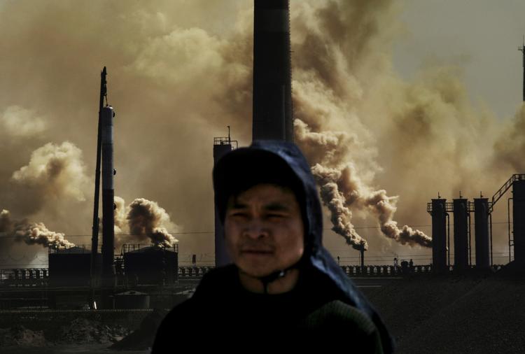Lu Guang er kendt for i sine billeder at skildre det moderne Kinas udfordringer. Her har han under overskriften 'Udvikling og forurening' taget dette billede for Greenpeace i 2005. Foto: Lu Guang
