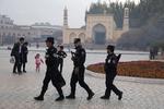 Situationen i Xinjiang-regionen er meget anspændt. Massive politistyrker overvåger og kontrollerer befolkningen. Foto: Ng Han Guan/AP
