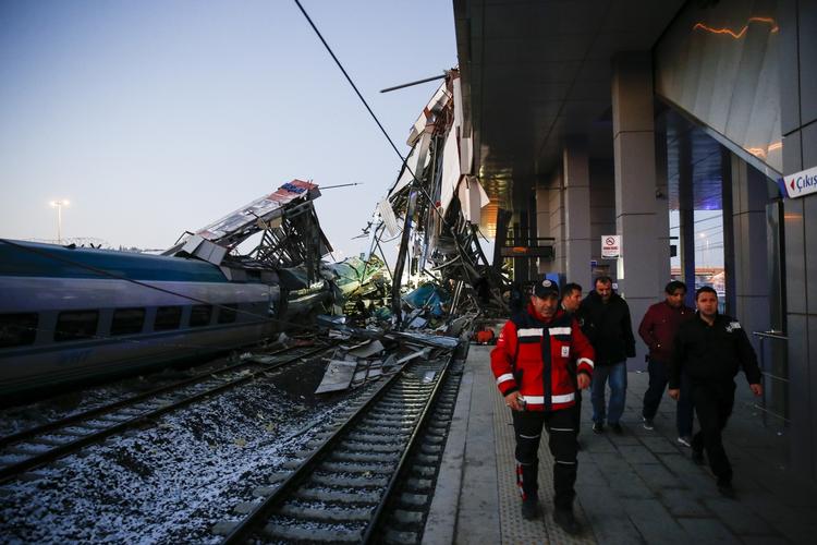 Redningsfolk evakuerer passagerer efter ulykken i Ankara. Foto: Aa/abaca/Ritzau Scanpix