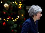 Storbritanniens premierminister Theresa May taler til pressen udenfor Downing Street. Onsdag aften overlevede hun en mistillidsafstemning Foto: Peter Nicholls/Ritzau Scanpix