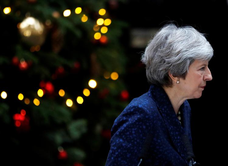 Storbritanniens premierminister Theresa May taler til pressen udenfor Downing Street. Onsdag aften overlevede hun en mistillidsafstemning Foto: Peter Nicholls/Ritzau Scanpix
