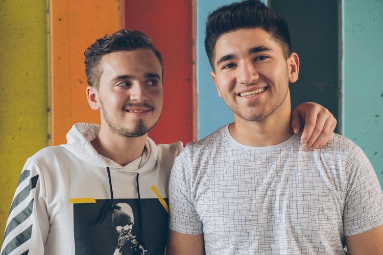 Ali Bako (th.) er netop fyldt 18 år og går på efterskole i Vestsjælland. For nylig fik han mulighed for at besøge sin fætter, Subhi Jamal, i Libanon.  