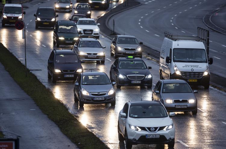 Øjnene på mobilen under kørslen kan fremover give et klip i kørekortet. opmærksomheden skal være på vejen, siger Ole Birk Olesen (LA). Foto: Niels Hougaard/POLFOTO