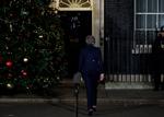 Over en tredjedel af de konservative parlamentsmedlemmer ser gerne, at premierminister Theresa May ikke - som her - går ind i Downing Street 10, men at hun forlader premierministerboligen. Og bliver ude. 
   
   Foto: Matt Dunham/AP
