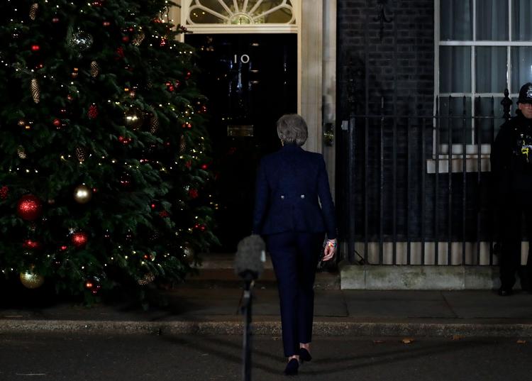 Over en tredjedel af de konservative parlamentsmedlemmer ser gerne, at premierminister Theresa May ikke - som her - går ind i Downing Street 10, men at hun forlader premierministerboligen. Og bliver ude. 
   
   Foto: Matt Dunham/AP
