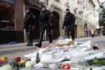 Franske politifolk patruljerer i Strasbourg. Den formodede gerningsmand er stadig ikke pågrebet.  Foto: Christophe Ena/AP