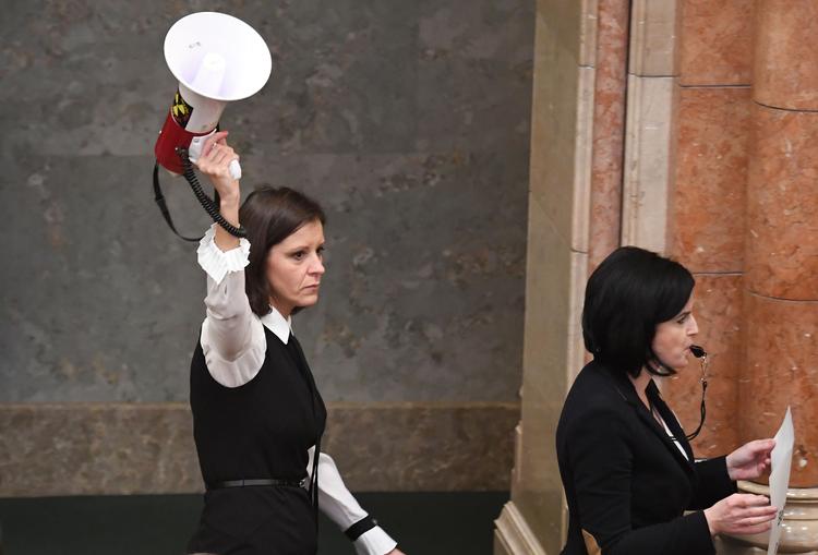 Bernadett Szél fra det grønne oppositionsparti LMP demonstrerede med en høj sirenelyd, da det ungarnske parlament skulle behandle de to kontroversielle lovforslag. Foto: Attila Kisbenedek/Ritzau Scanpix