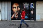 
Bob Marley gjorde reggae berømt over den ganske verden. Her er Marley portrætteret i Rom.
  Foto: Gregorio Borgia/AP
