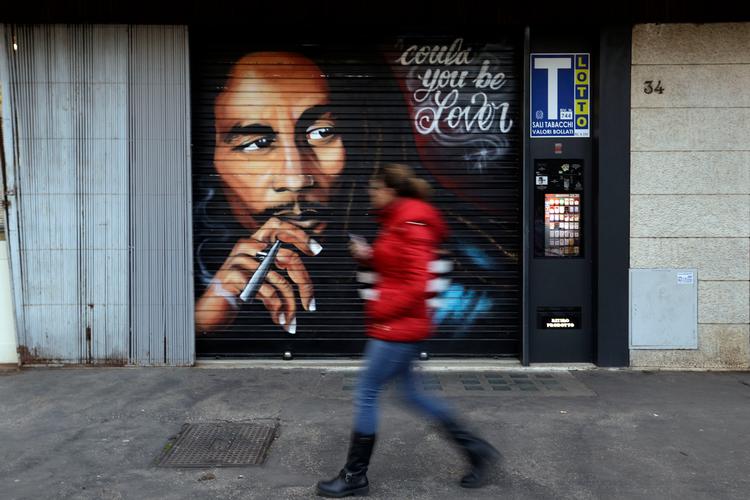 
Bob Marley gjorde reggae berømt over den ganske verden. Her er Marley portrætteret i Rom.
  Foto: Gregorio Borgia/AP